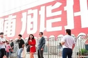 热点话题时间线归档示意图，桌面铺开多份标注截图