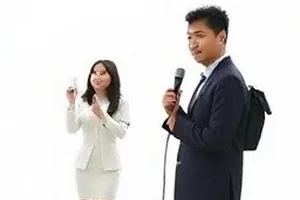 《玻璃海》删减片段对照图，左右两版滤镜色调差别明显
