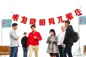 《旧钟表铺》道具钟背面的编号标签被放大