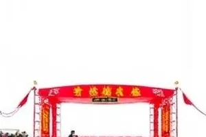 《倒数第二盏灯》走廊镜头，人物抬手停在中途
