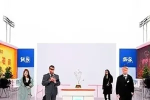 《雪落无声》长镜头画面，镜头从门口推向窗边